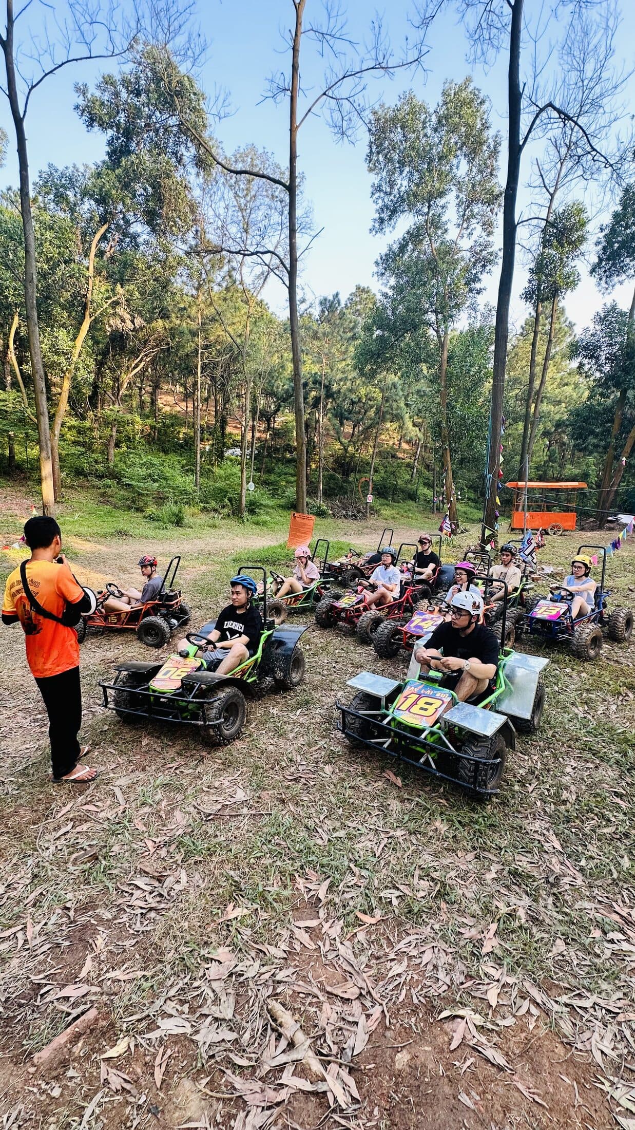 Hướng dẫn viên Tay Lái Bụi hướng dẫn đoàn trước khi vào cung